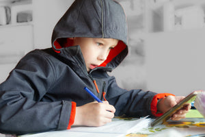 IO+ care Luftreiniger von ProActiveAir für Schulen Kind in Jacke