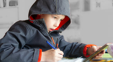 IO+ care Luftreiniger von ProActiveAir für Schulen Kind in Jacke